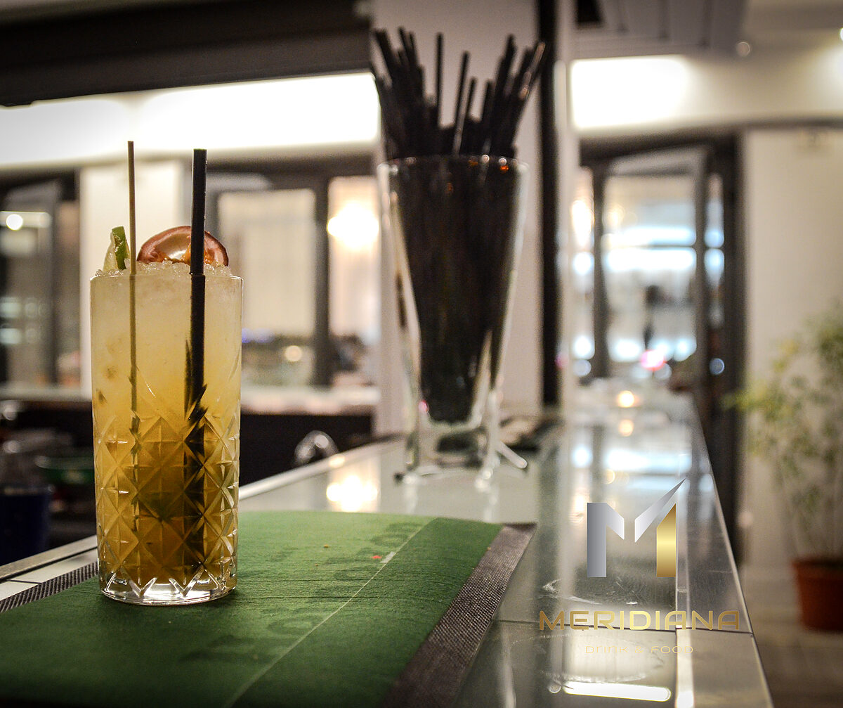 Cocktail al bancone del Meridiana di sera