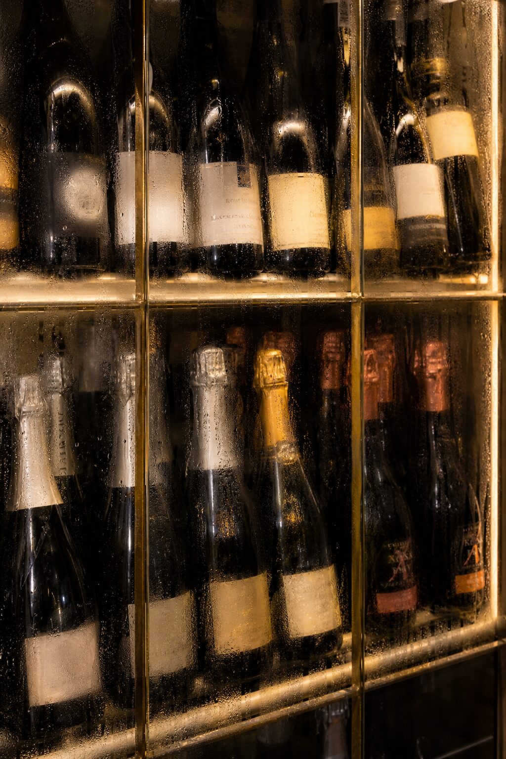 Bollicine in vetrina illuminata