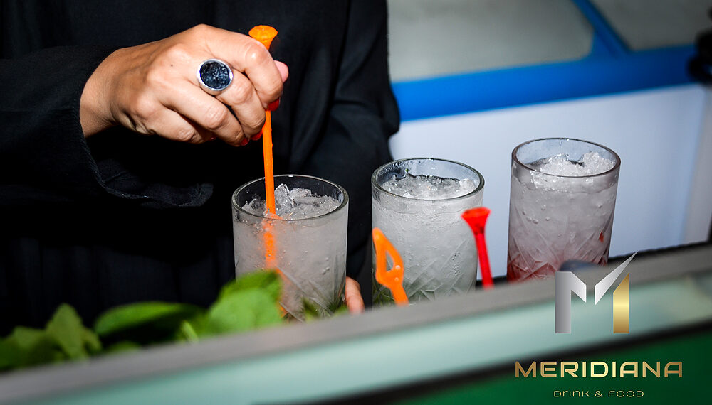 Tre cocktail con menta preparati al bancone
